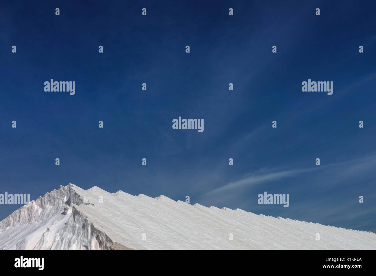 Salt Works, Spagna Santa Pola, pile di sale marino bianco e blu cielo Foto Stock