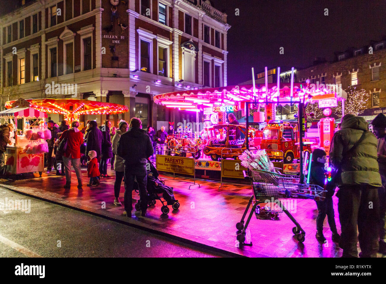 Le feste di natale e di mercato nella piazza del navigatore, il nuovo spazio pubblico a Archway, Nord Islington, London, Regno Unito Foto Stock