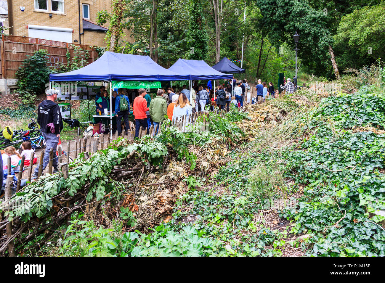 Una giornata aperta al Parco a piedi, una riserva naturale a nord di Londra, per contrassegnare la pubblica apertura di un sentiero natura, London, Regno Unito Foto Stock