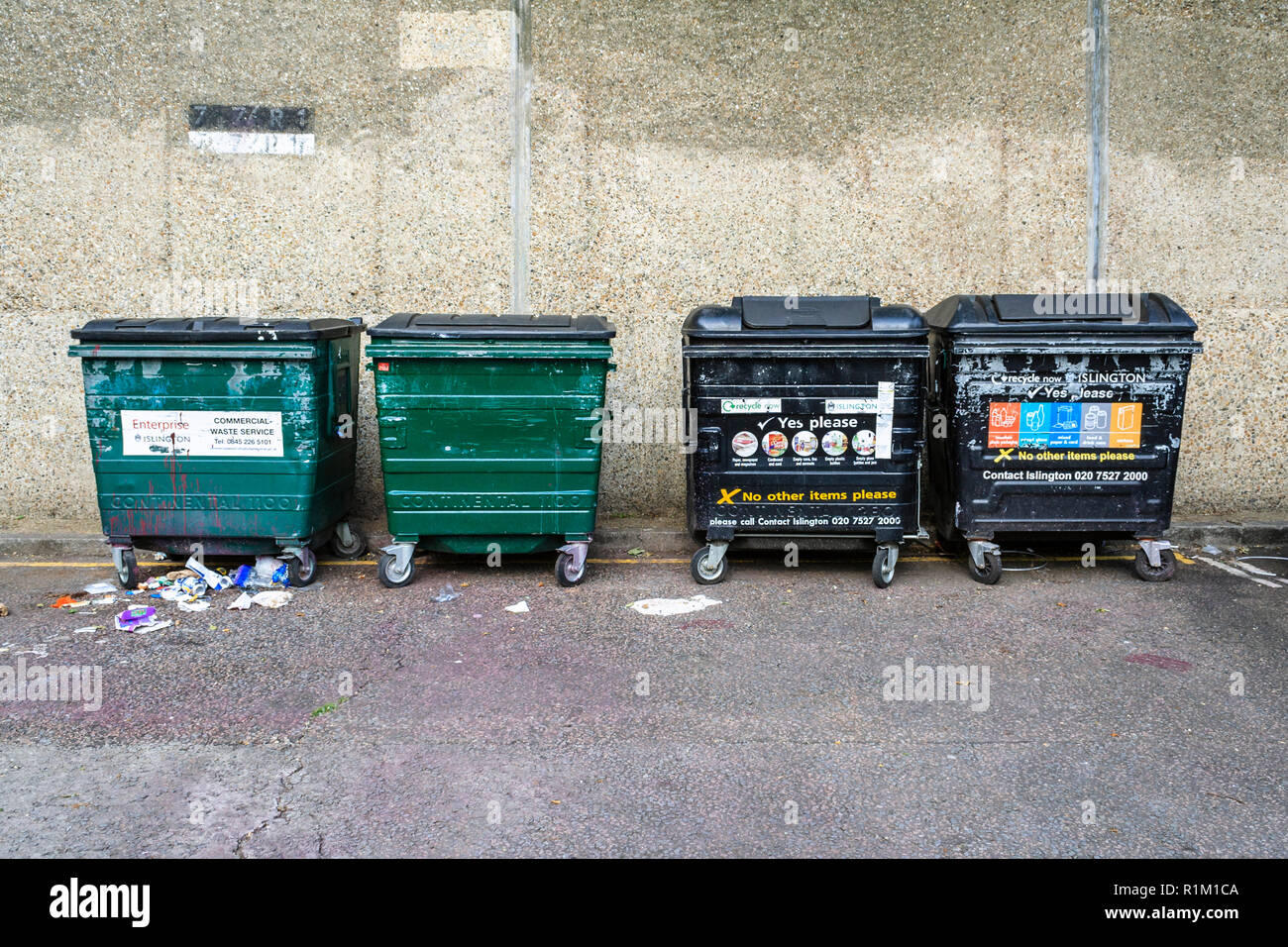 Islington Consiglio cassonetti per il riciclaggio in una piazzola di sosta accanto a Archway Road Islington, London, Regno Unito Foto Stock