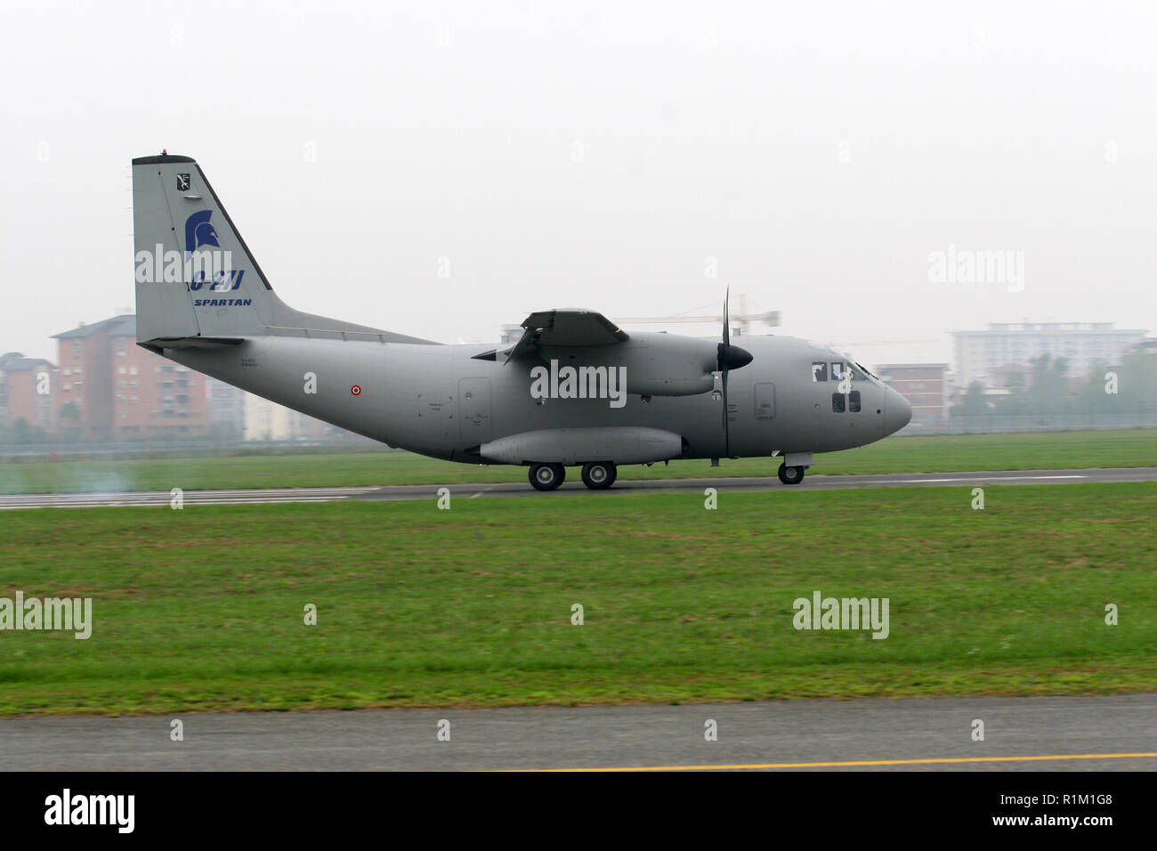 Alenia C-27J Spartan i velivoli militari da trasporto azionata dalla forza aerea italiana volando sopra Torino , Piemonte Italia Foto Stock