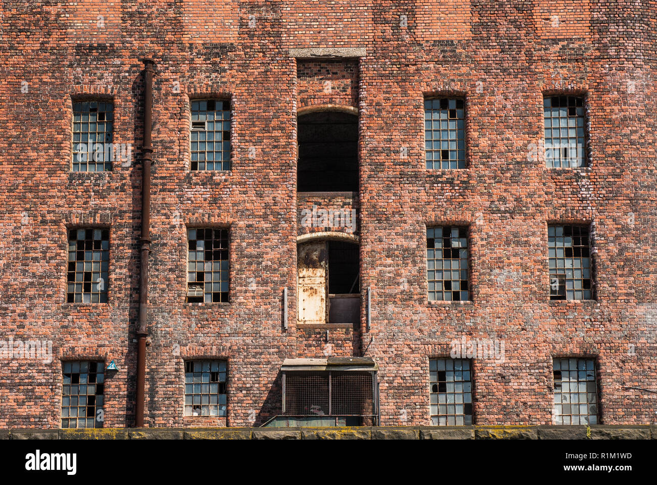 Vecchi Mattoni abbandonati industriale magazzino storico a Liverpool docks. Foto Stock