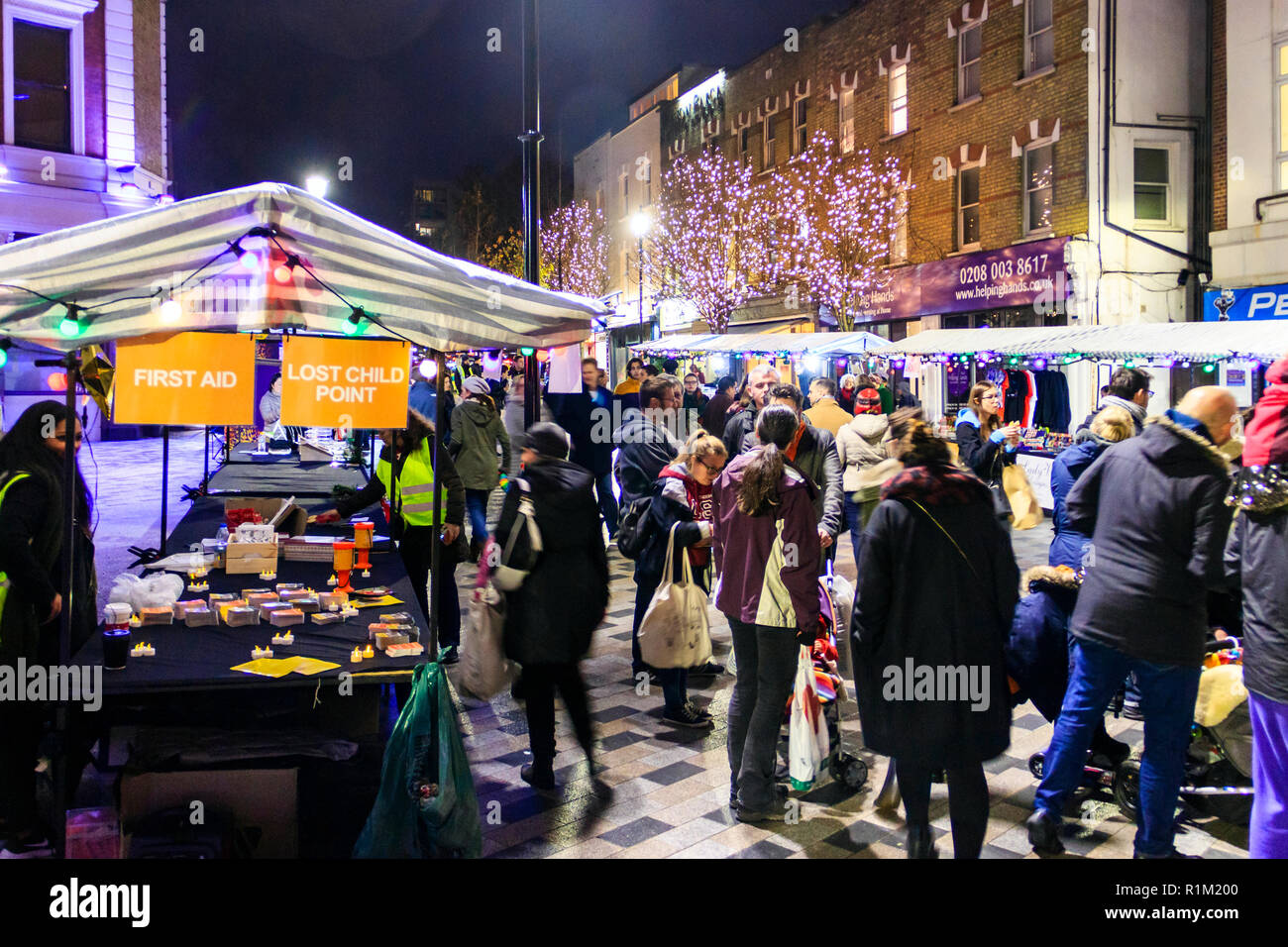 Le feste di natale e di mercato nella piazza del navigatore, il nuovo spazio pubblico a Archway, Nord Islington, London, Regno Unito Foto Stock