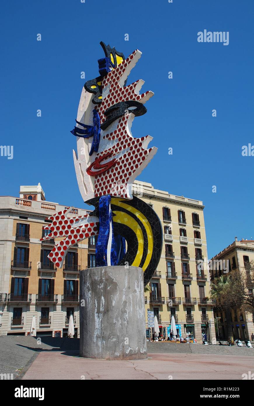 La testa di Barcellona la scultura a Port Vell di Barcellona, in Spagna il 17 aprile 2018. Esso è stato creato dall'artista Roy Lichtenstein nel 1992 per le Olimpiadi Foto Stock