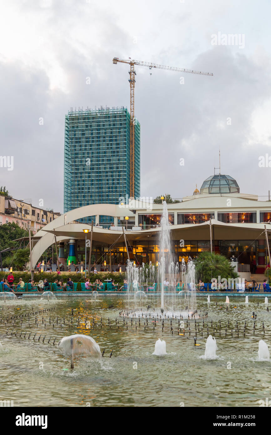 Tirana, Albania - 30 Giugno 2014: vista delle fontane nel parco della gioventù a Tirana in centro citta'. Tirana è la capitale e la città più popolosa dell'Albania. Foto Stock