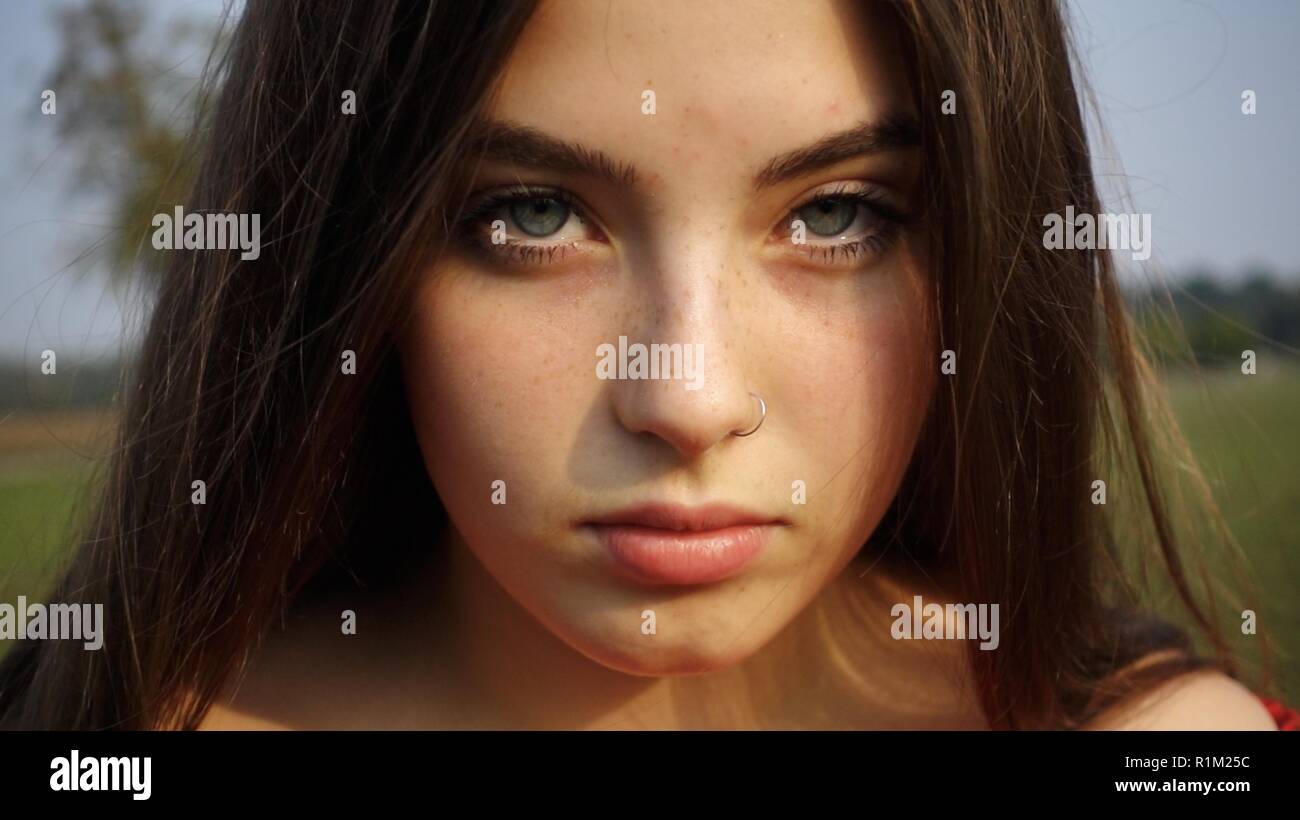 Ritratto di un bel 14 enne ragazza adolescente con gli occhi blu Foto Stock