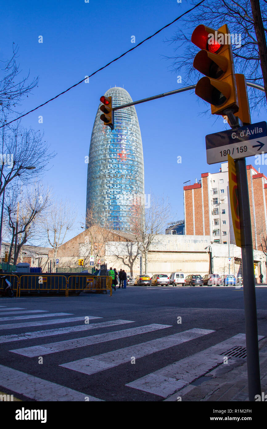 Barcellona/Spagna - 02.04.2014: Barcellona Torre Agbar Tower in ore diurne con semaforo in street view Foto Stock