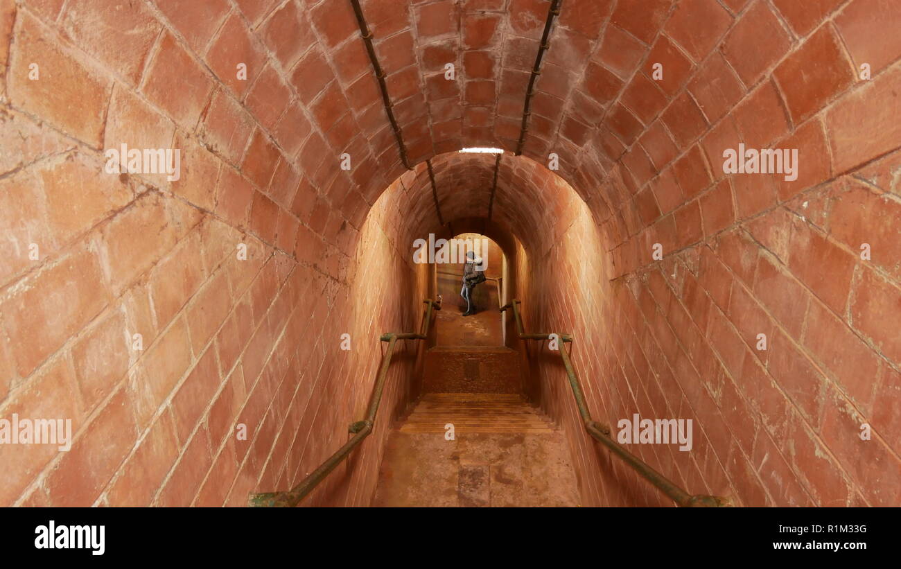 Baby Boomer modello alla base di un passaggio sotterraneo, i contrabbandieri cove tunnel che conduce alla spiaggia di Ness in Shaldon, Devon, Inghilterra Foto Stock