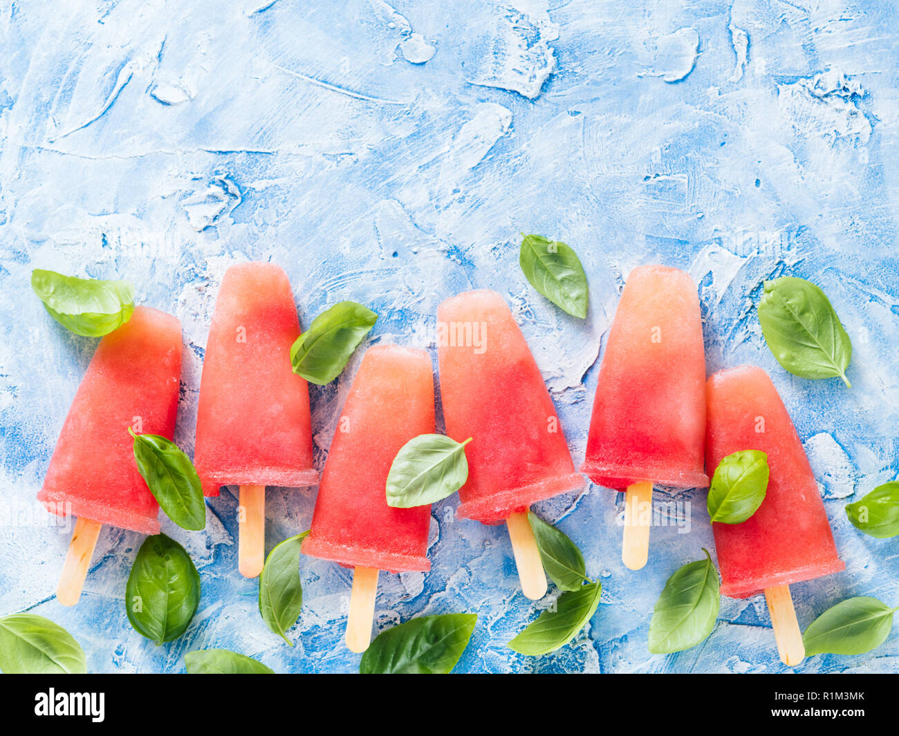 Vista dall'alto di cocomero e basilico popsicles con copia spazio. Ricetta Popsicles idea. Foto Stock