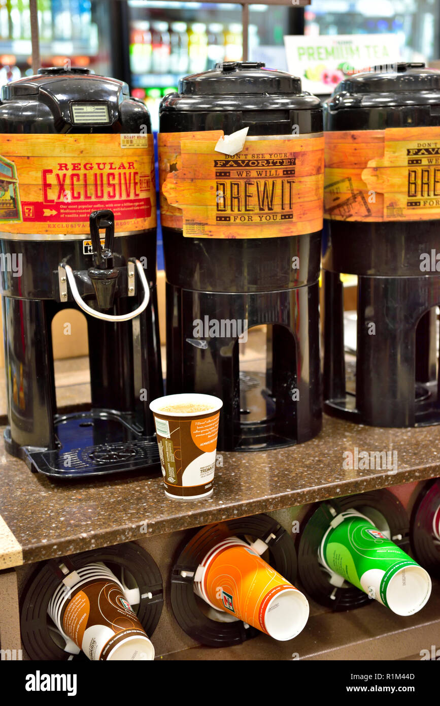 Self service da asporto erogatori di caffè con coppe in 7-Eleven convenience store Foto Stock