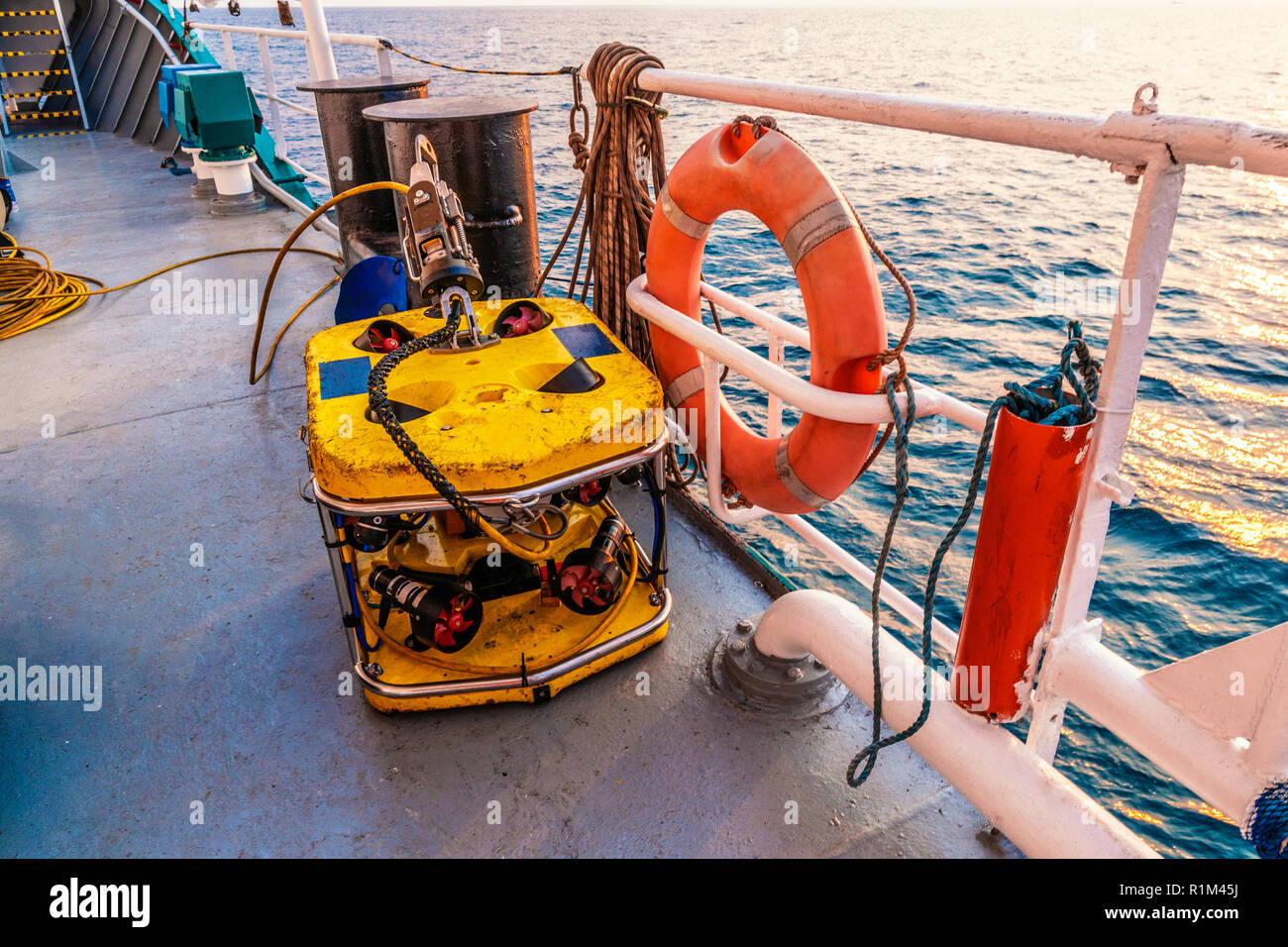 Ad azionamento remoto veicolo mini ROV sul ponte della nave in mare aperto Foto Stock