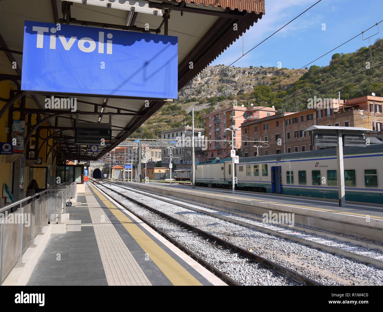 TIVOLI, Italia - SEPTEMPER 29, 2017: una piattaforma a Tivoli stazione ferroviaria in Italia con il treno e la stazione del treno Foto Stock