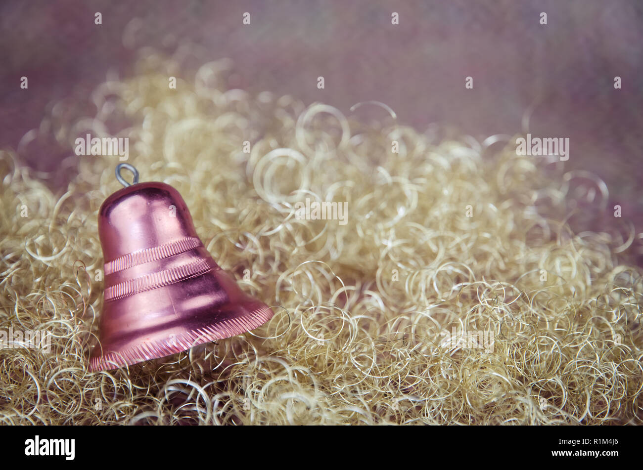 Shining sfondo dorato e rosa campana di natale Foto Stock