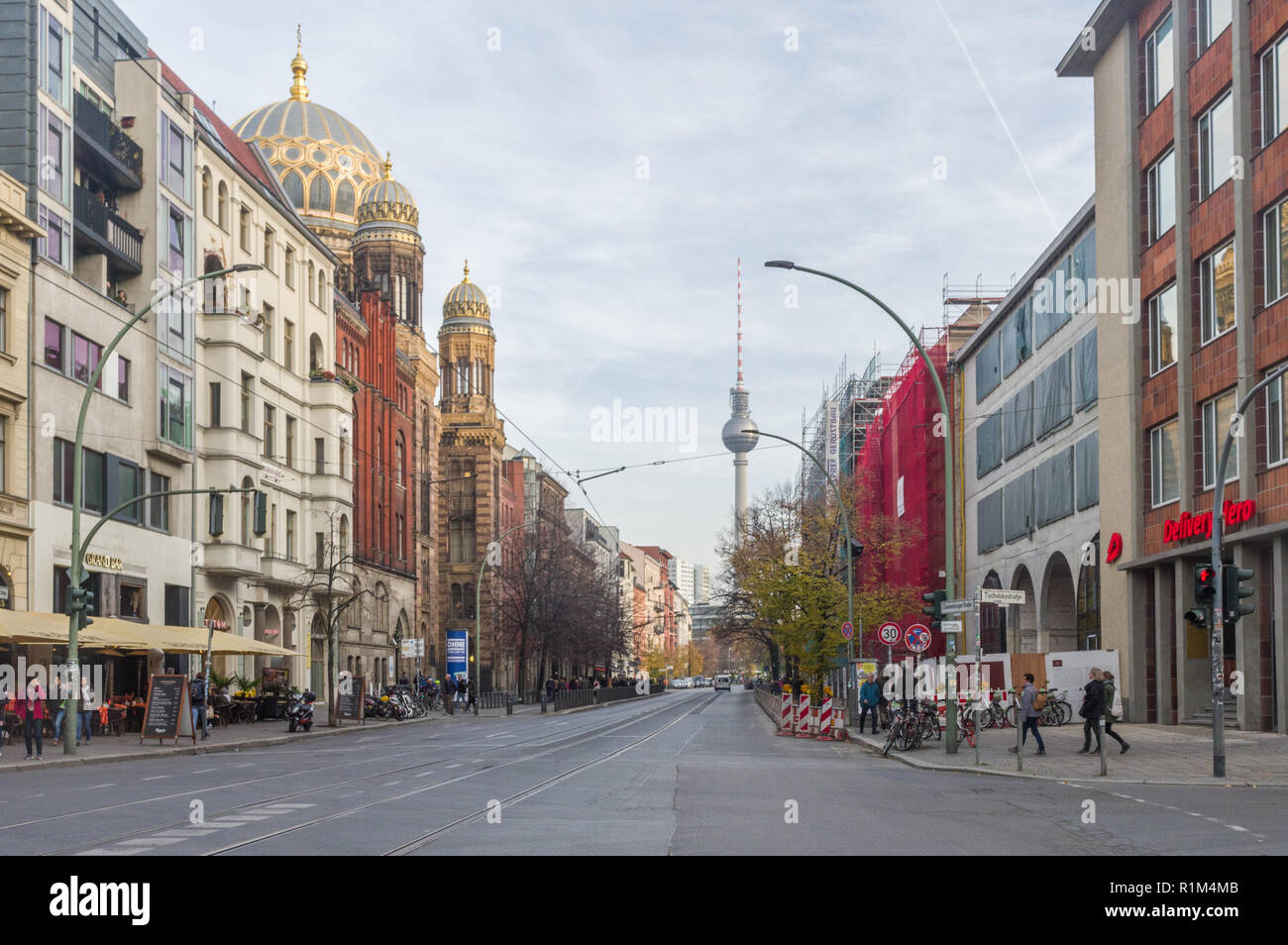 Berlino, Germania (10 novembre 2018) - Vista della Oranienburger Strasse con la Neue Sinagoga sulla sinistra e la torre della televisione in background Foto Stock