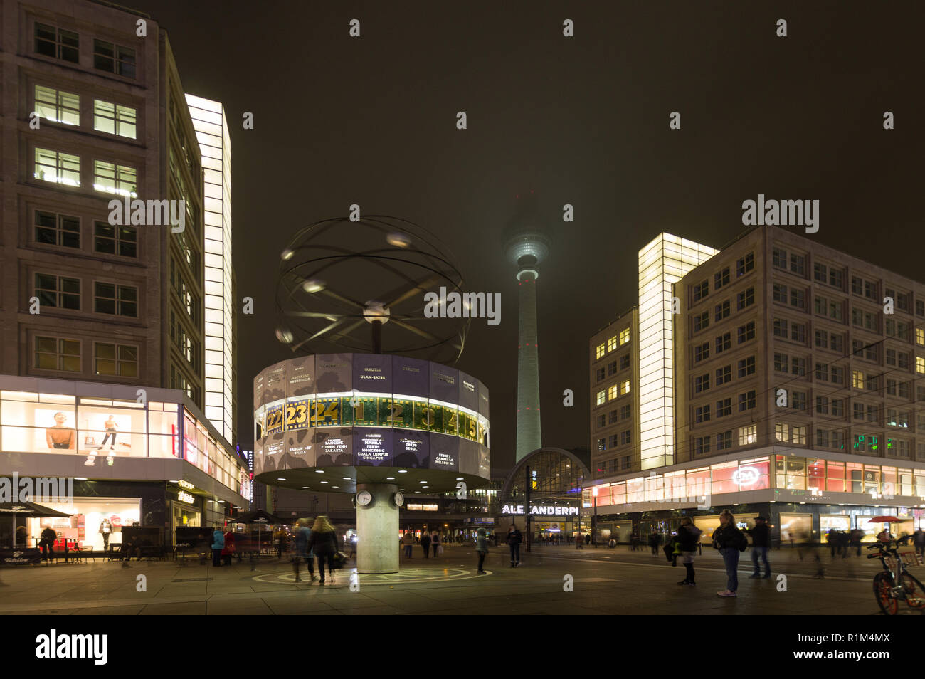 Berlino, Germania - tarda sera vista di Alexanderplatz con la famosa Worldclock in primo piano e la torre della televisione in background Foto Stock