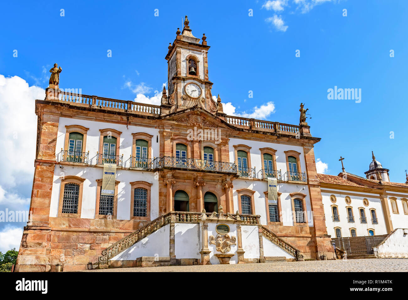 Il vecchio edificio del XVIII secolo di architettura coloniale nella piazza centrale della città di Ouro Preto Minas Gerais Foto Stock