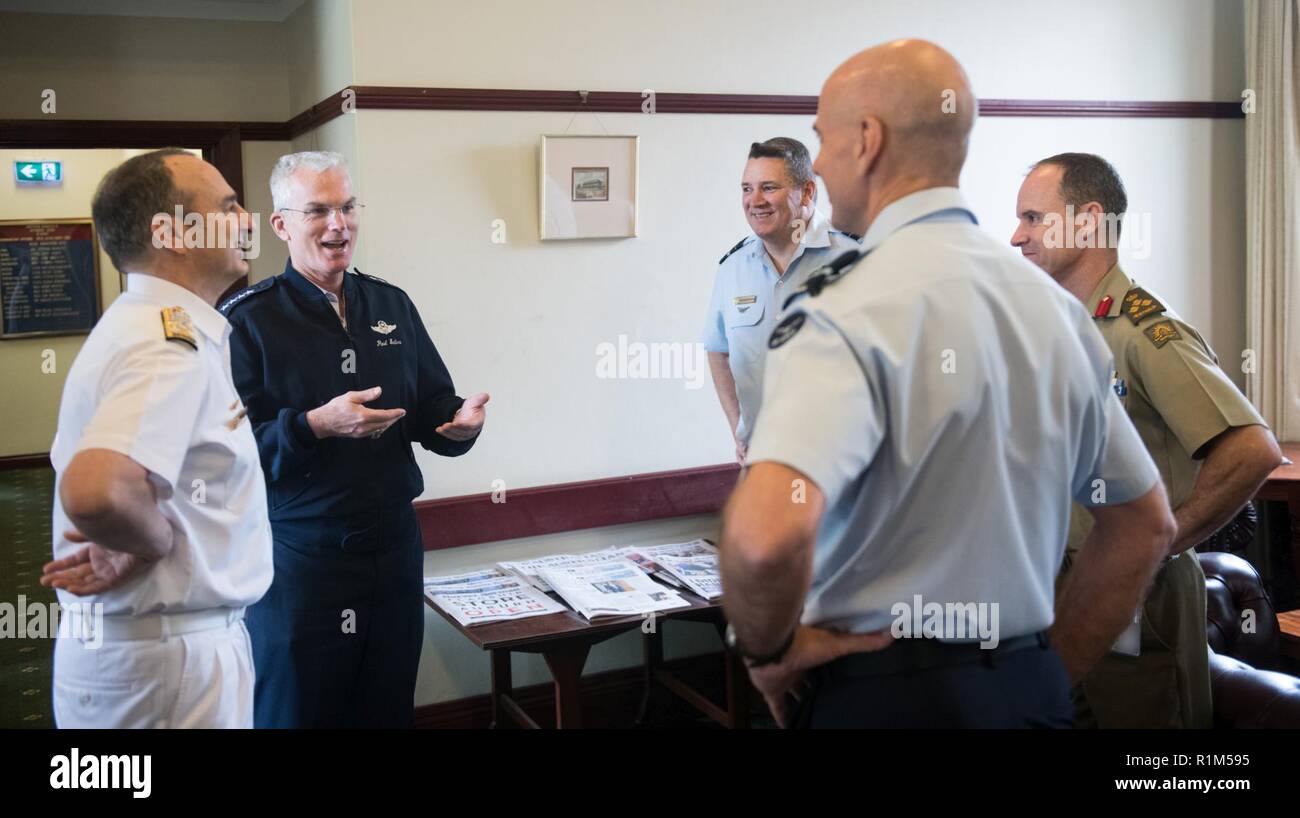 Stati Uniti Air Force gen. Paolo J. Selva, Vice Presidente del Comune di capi di Stato Maggiore, si incontra con Marina australiana Vice Adm. David Johnston, Vice Capo di Stato Maggiore della Difesa, nei pressi di Victoria Barracks a Sydney, Nuovo Galles del Sud, Australia; Ott. 19, 2019. Gen. Selva è stato in Australia per partecipare alla Invictus Games Sydney 2018, un internazionale adaptive evento sportivo con gli attuali e gli ex Stati Uniti feriti, malato o ferito i membri del servizio. Foto Stock