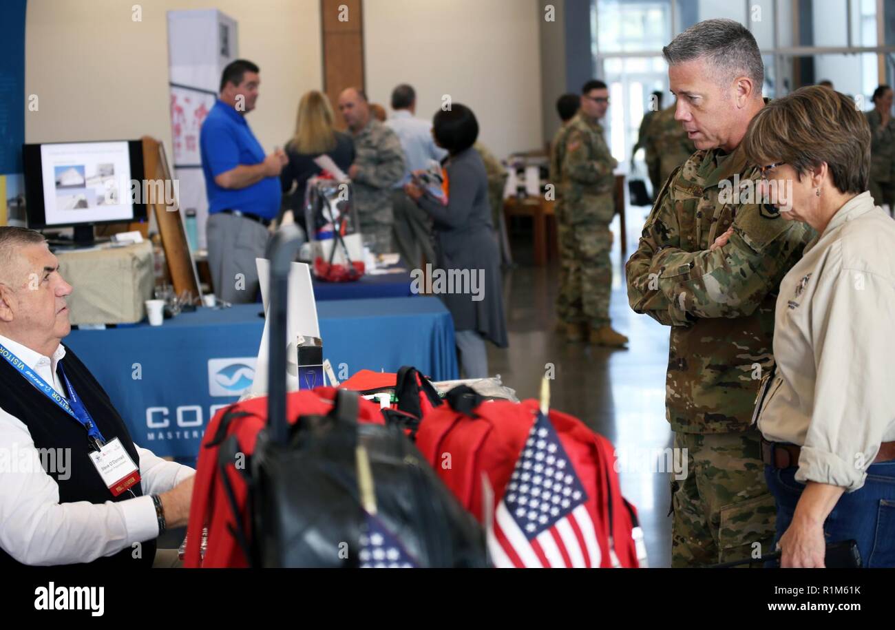 Brig. Gen. Jeremy Horn, Vice aiutante generale - aria, Washington Guardia Nazionale e Robin Thompson, gestione di emergenza Coordinatore di Programma, Washington National Guard per parlare con Steve O' Donnell, CEO di American preparazione circa la varietà di kit di emergenza il gruppo fornisce alla Guardia Nazionale Associazione di Industria di Washington giornata presso la Pierce County Readiness Center, Camp Murray, nello Stato di Washington il 18 ottobre 2018. Foto Stock