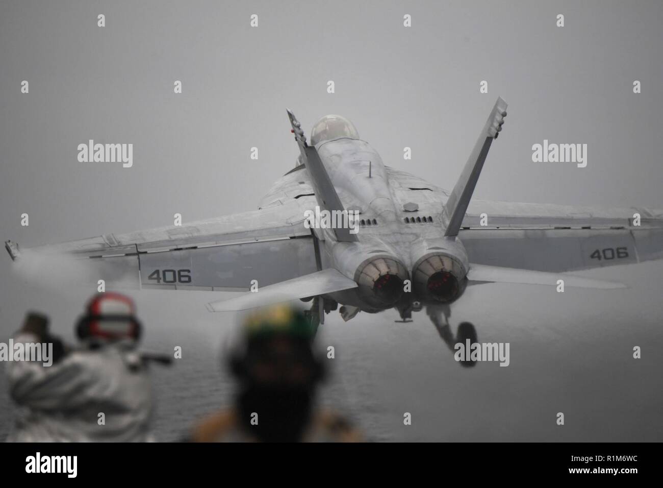 Mare di Norvegia (ott. 19, 2018) Un F/A-18E Super Hornet, assegnato al "Sunliners" di Strike Fighter Squadron (VFA) 81, avviata da Nimitz-class portaerei USS Harry Truman (CVN 75). Per la prima volta in quasi 30 anni, negli Stati Uniti una portaerei è entrato nel Circolo Polare Artico. Accompagnata da selezionare le navi provenienti da Carrier Strike gruppo Otto (CSG) 8, Harry Truman ha viaggiato a nord per dimostrare la flessibilità e la tenacità di U.S. forze navali attraverso high-end di addestramento di guerra regionale con gli alleati e partner. Foto Stock