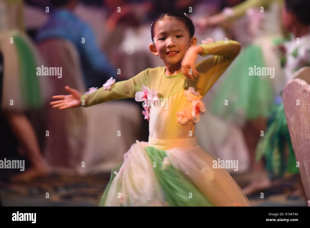 Un bambino balli in ASEAN dei ministri della Difesa Meeting-Plus cena di gala, Singapore, Ottobre 19, 2018. Foto Stock