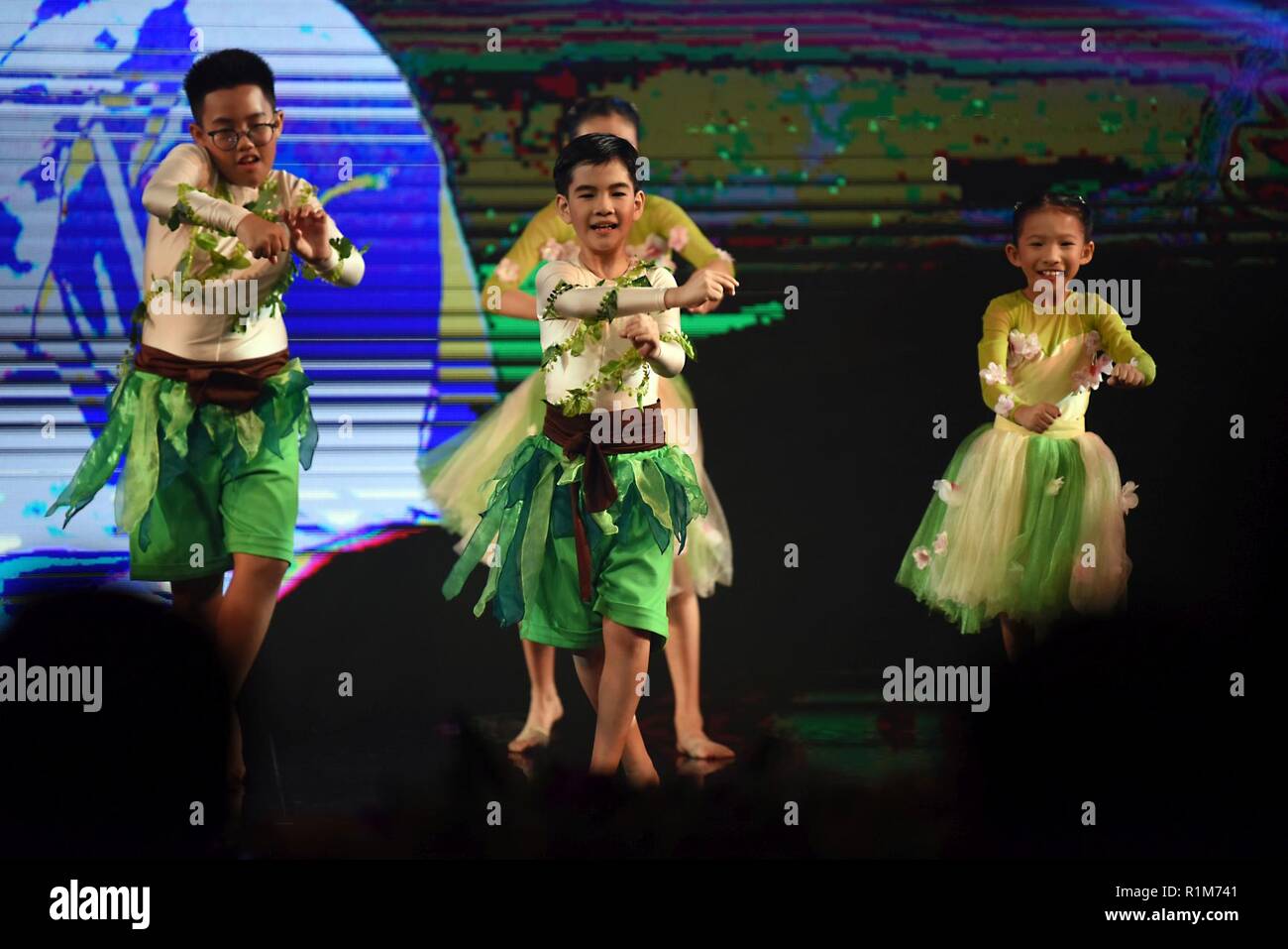 Bambini danza come parte del programma in occasione della cena di gala presso l'ASEAN dei ministri della Difesa Meeting-Plus in Singapore, Ottobre 19, 2018. Foto Stock