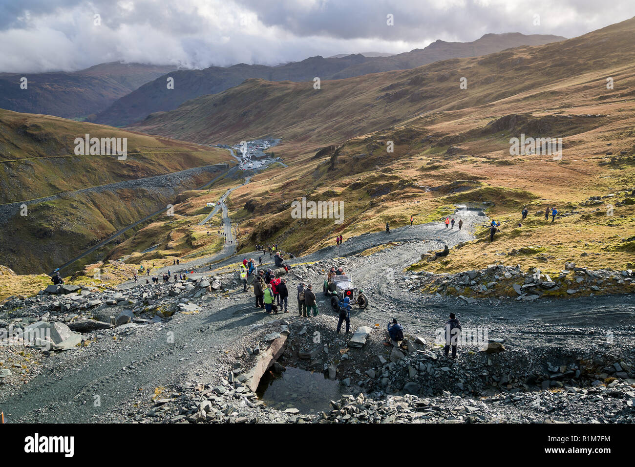 Scalata su una collina da rally con auto d'epoca alla miniera di ardesia di Honister nel Cumbria Lake District Foto Stock