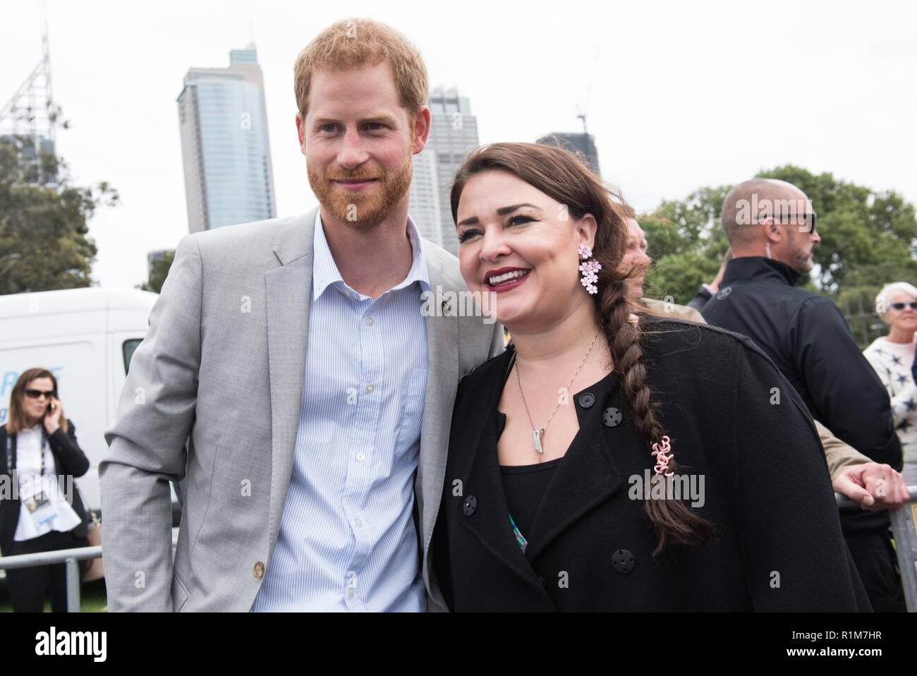 Il principe Harry parla con la sig.ra Jane Horton, Senior Advisor in ufficio del Segretario della Difesa, il personale e la disponibilità così come una stella d'oro moglie; durante il ciclismo su strada eventi del Invictus Games Sydney 2018 a Sydney, Nuovo Galles del Sud, Australia; Ott. 21, 2018. La signora Horton ha presentato suo marito ucciso in azione un bracciale per il Duca di Sussex mentre ringraziarlo per tutto quello che ha fatto per il supporto di feriti, malati, feriti, e deceduto i membri del servizio. Foto Stock