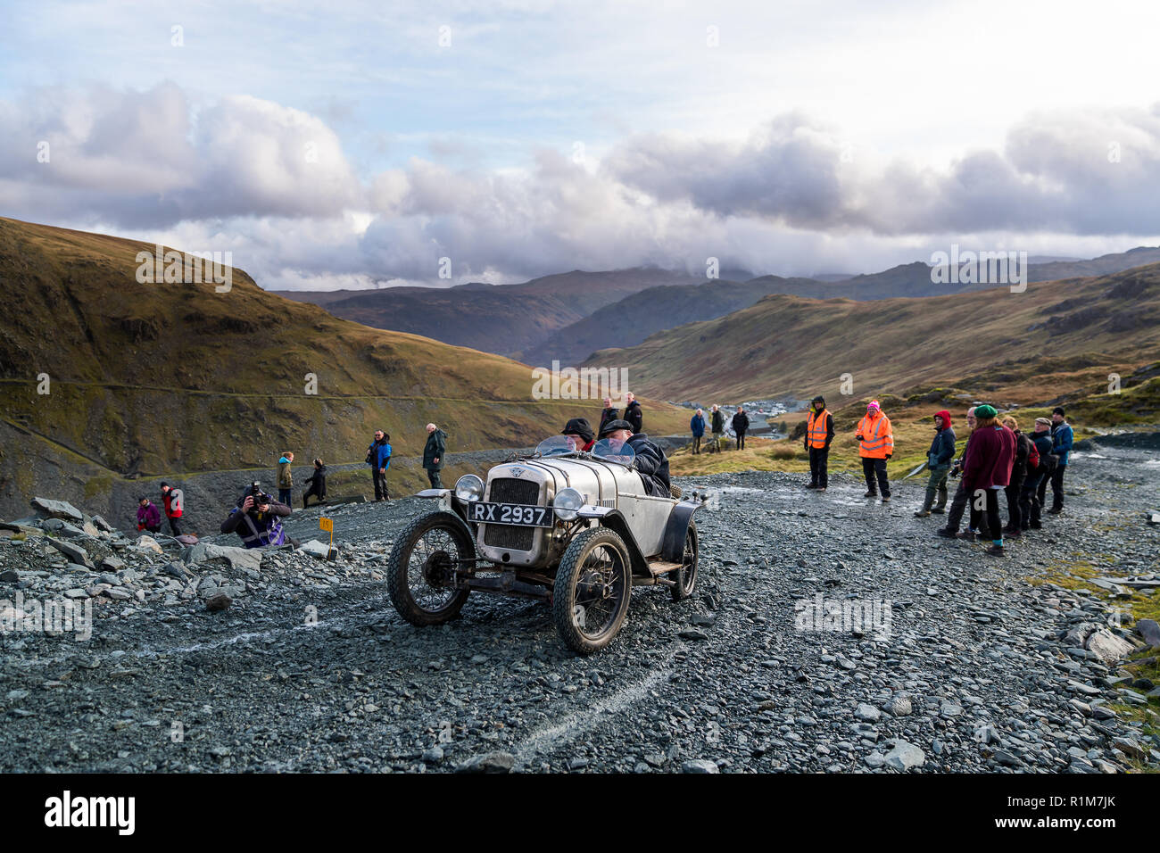 Scalata su una collina da rally con auto d'epoca alla miniera di ardesia di Honister nel Cumbria Lake District Foto Stock