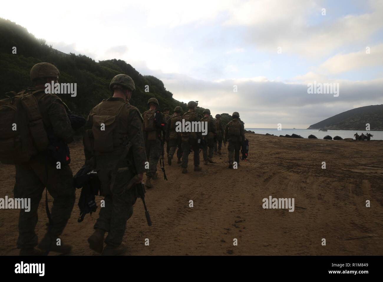 Sardegna, Italia - (ott. 12, 2018) - USA Marines con la forza della ricognizione Det. del Battaglione Team di atterraggio 3/1, 13 Marine Expeditionary Unit (MEU), di ritorno da una nave-banchina assalto anfibio con il 1° Reggimento San Marco Brigata sbarco italiano forza durante la fase di esercizio la Mare Aperto, Ottobre 12, 2018. La Mare Aperto è progettato per migliorare la combinata di capacità di combattimento, aumentare la capacità operativa e di rafforzare le relazioni tra i partecipanti di esercizio. Foto Stock