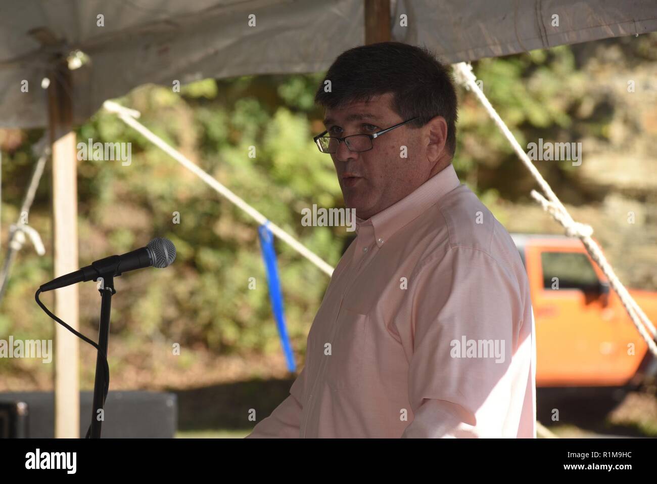 Stephen Beason, Dale Lago cava resource manager, accoglie gli ospiti per la Dale Diga di cava e serbatoio del settantacinquesimo anniversario commemorazione ott. 19, 2018 presso la diga in Celina, Tennessee Beason servita come maestro delle cerimonie per l'evento. Foto Stock