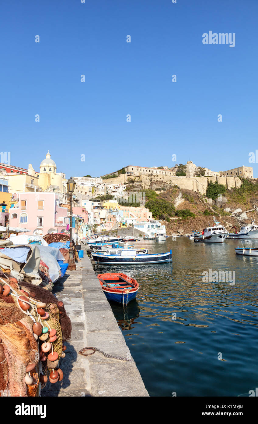 Procida, Golfo di Napoli, regione Campania, Italia, Agosto 21, 2017: reti da pesca nel porto di Procida Foto Stock