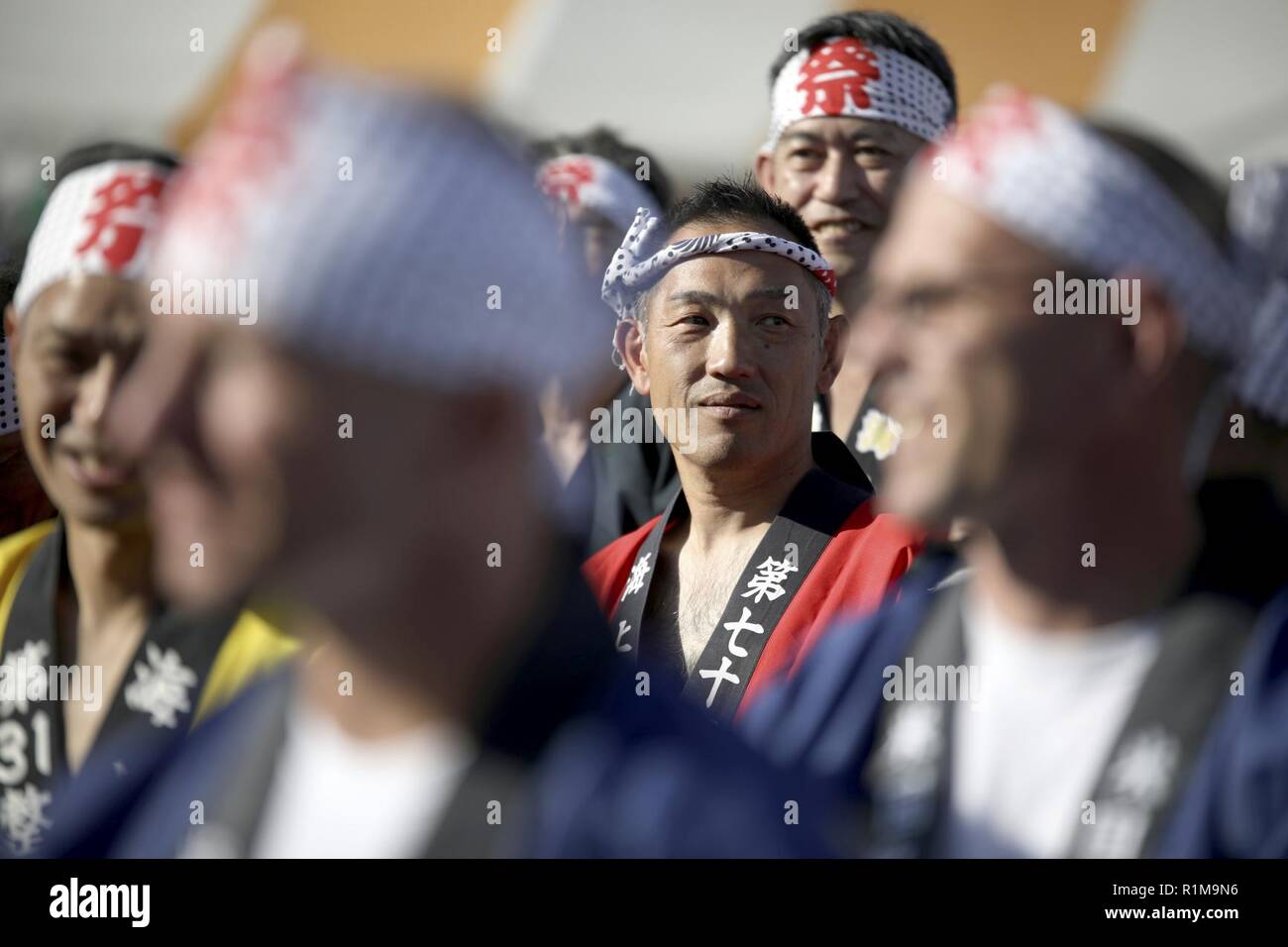 Un Giappone marittimo Forza di Autodifesa organo di servizio si prepara a marzo in un corteo durante la sessantaduesima Iwakuni Matsuri sfilata in Iwakuni City, Giappone, Ottobre 21, 2018. Marine Corps Air Station Iwakuni personale, Giappone di autodifesa marittima di forzare il servizio i membri e i civili hanno partecipato alla manifestazione da ballo in una parata attraverso la città. Durante la manifestazione i partecipanti hanno interagito con la gente del posto e scambiate culture e costumi, e costruito e rafforzato le relazioni. Foto Stock