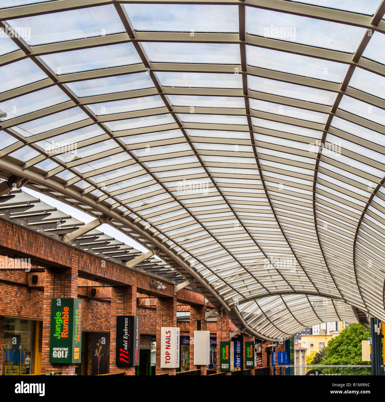 Moderno in vetro e acciaio la curvatura del tetto su shopping nella città di Bristol nel Regno Unito Foto Stock