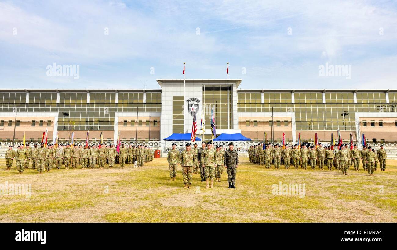 CAMP HUMPHREYS, Repubblica di Corea - Il Mag. Gen. Scott McKean a San Jose, California native, commander, seconda divisione di fanteria/ROK-STATI UNITI Combinate la divisione e il comando Sgt. Il Mag. Phil K. Barretto, il 2ID/RUCD CSM e l'Aiea, Hawaii native, pongono di fronte alla nuova divisione headquarters building con soldati dal 1° Brigata corazzate contro la squadra, terza divisione di fanteria, e terzo ABCT, 1° divisione corazzata prima di un trasferimento di autorità cerimonia al Camp Humphreys, Ottobre 22nd. 3° ABCT servirà come la brigata di rotazione sotto la seconda divisione di fanteria/ROK-STATI UNITI Divisione combinato. Questo segna la prima Foto Stock