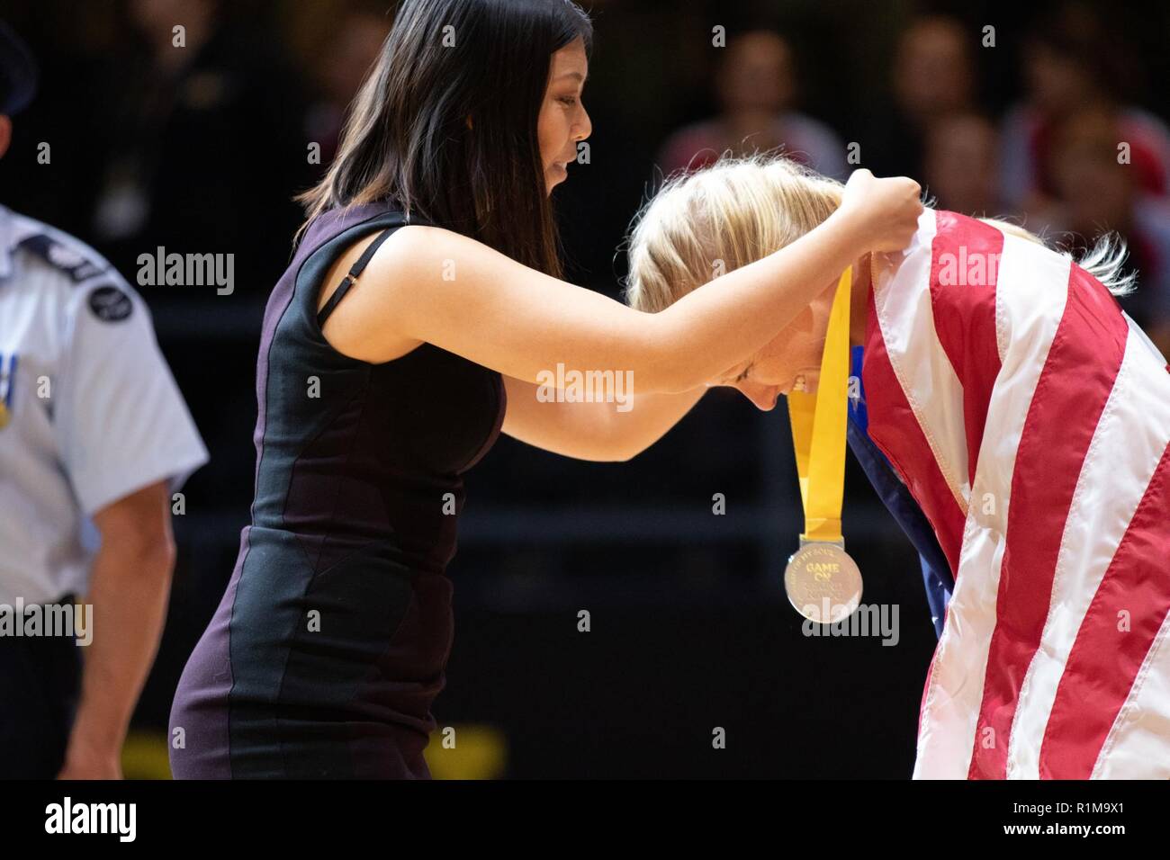 Ritirato Capt. Kristen Morris, USAF, riceve la medaglia d'argento a 4 minuti di barca a remi della concorrenza a Invictus Games Sydney 2018. 500 guerriero ferito concorrenti provenienti da 18 paesi si sono riuniti a Sydney in Australia di competere da 21-27 ottobre. Foto Stock