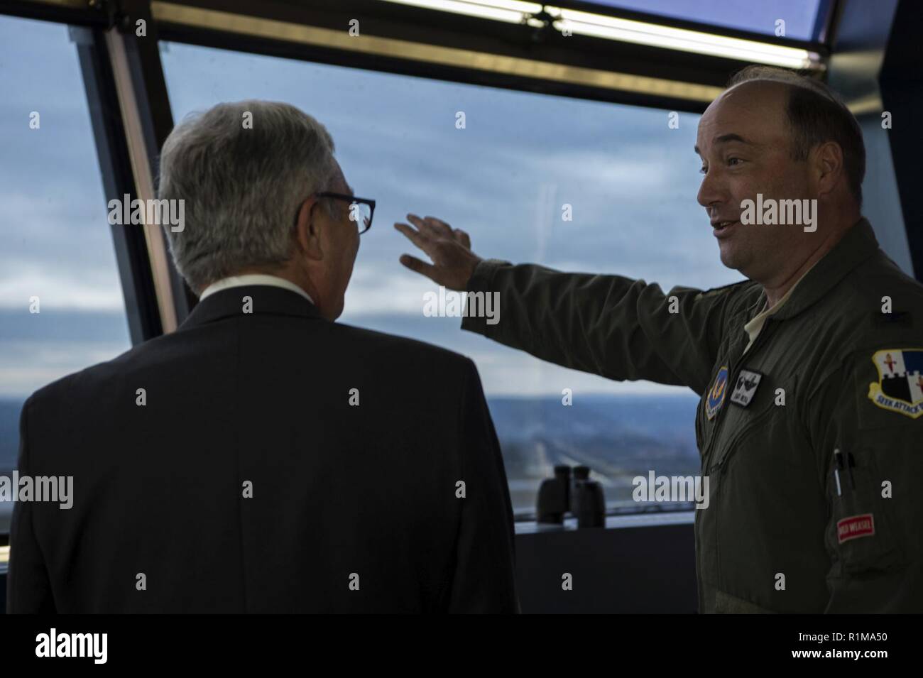 Stati Uniti Air Force Col. Anthony Retka, 52nd gruppo Operations commander, diritto, parla con Roger Lewentz, ministro degli Interni della Renania Palatinato, Germania, a sinistra su aeromobili battenti di pianificazioni di aeromobili della torre di controllo a Spangdahlem Air Base, Germania, il 22 ottobre, 2018. La cinquantaduesima Fighter Wing il comando team Lewentz ha dato un tour di base per fornire lui una migliore comprensione dell'ala di operazioni. Foto Stock