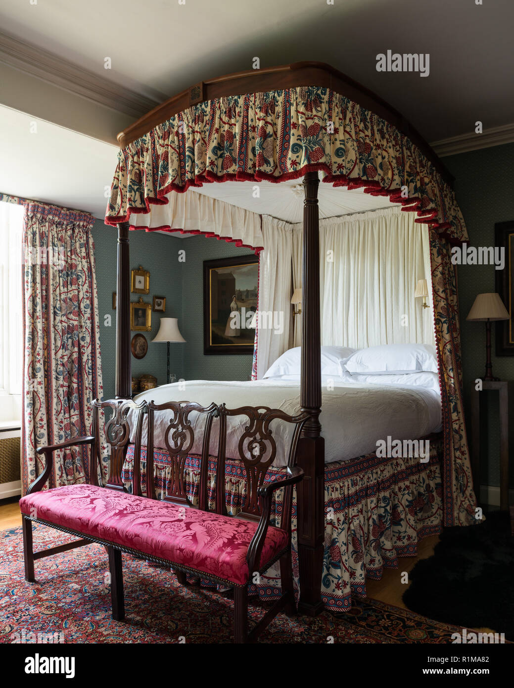 Letto a baldacchino con struttura in stile vittoriano camera da letto Foto Stock