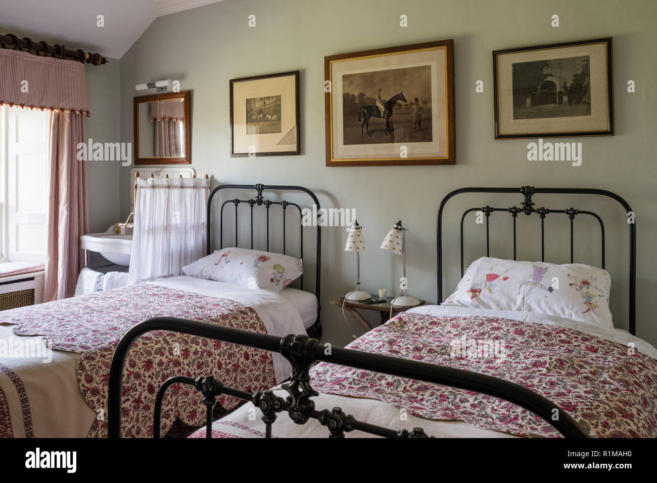 Matching letti singoli in stile edoardiano camera da letto Foto Stock