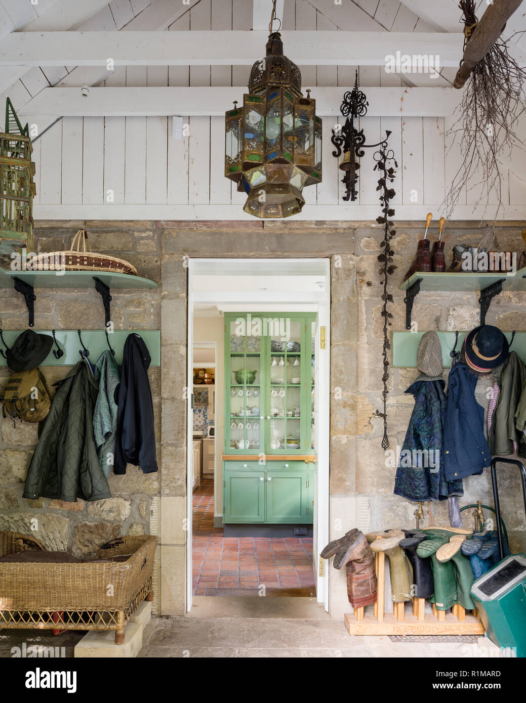 Storage attorno alla parte anteriore della porta in stile country house Foto Stock