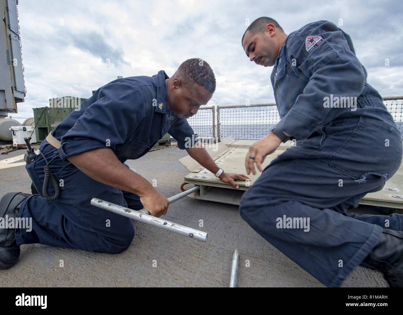 Oceano atlantico (ott. 22, 2018) - Senior Chief di Boatswain Mate Donald Walker, a sinistra e a scafo tecnico 2a classe Joshua Trevillian preparare per spostare un tampone sul ponte di volo del dock anfibio sbarco nave USS Fort McHenry (LSD 43) come parte del Carrier Strike gruppo (CSG) composito 4 unità di addestramento esercizio (COMPTUEX). COMPTUEX è la pre-finale esercizio di distribuzione che certifica il combinato anfibio Kearsarge pronto gruppo (ARG) e 22 Marine Expeditionary Unit (MEU) per la capacità di condurre operazioni militari in mare e proiettare potenza a terra attraverso una pianificazione comune e esecuzione di challen Foto Stock