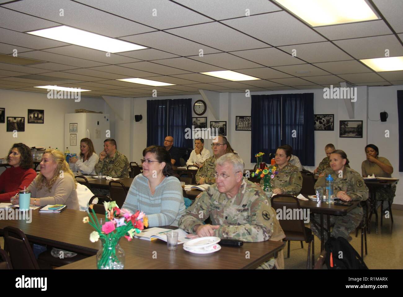 Fort McCoy, Wis., i membri della comunità di partecipare in una pace finanziaria classe universitaria su 16 ottobre 2018, presso i religiosi ufficio di supporto. Il corso è un biblicamente curriculum di base che insegna come gestire il denaro. Rca organizzato il corso e fornito il pranzo per i partecipanti. Foto Stock