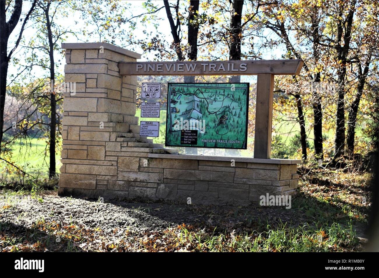 Una vista di sentieri segno è rappresentato dal 18 ottobre 2018, in vista pineta Area ricreativa a Fort McCoy, Wis. il Recreation Area include acri di pubblicamente accessibile la terra con sentieri escursionistici, vista pineta campeggio, culbianco Ridge Ski Area, e sportivo della gamma. Vista Pineta Area ricreativa offre quattro-stagione, attività per tutto l'anno per includere campeggio, escursioni, pesca, e più. Foto Stock