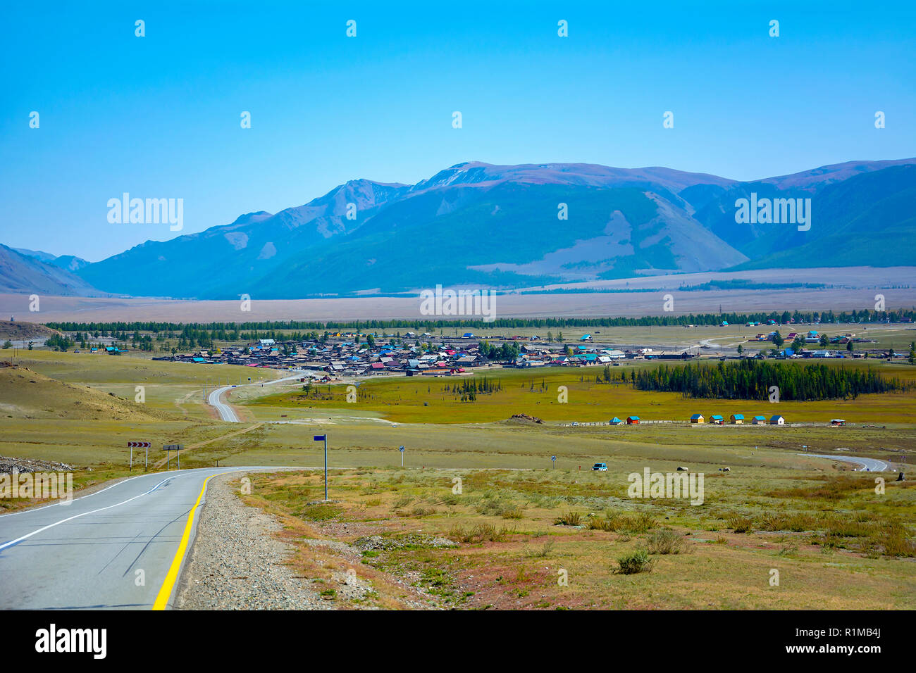 Il villaggio Kuray sul Chuyskiy trakt, Altai Repubblica Foto Stock