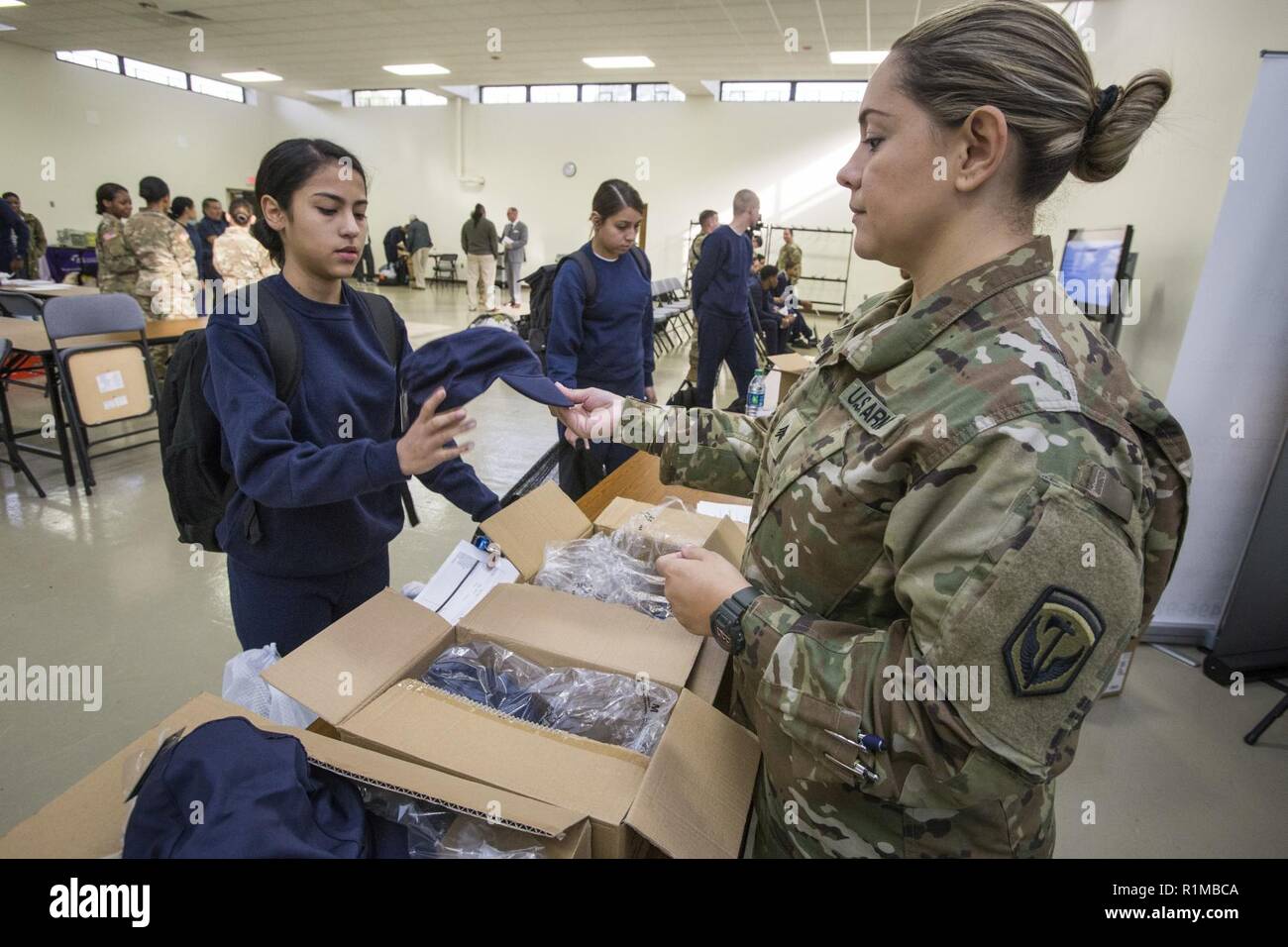 Una maglia nuova sfida della gioventù classe Academy 49 candidato è rilasciato il suo copricapo durante in lavorazione presso il Comune di militari e famiglia centro assistenza presso il National Guard Armory in Bordentown, N.J., Ottobre 23, 2018. Durante le prossime due settimane di 22 settimane del programma, i candidati saranno sottoposti ad una fase di acclimatazione dove potranno regolare al programma di benessere fisico, mentale e sociale e disciplina. Il volontariato programma educativo prevede 16 a 18 anno-vecchio alta che abbandonano la scuola uno strutturato programma residenziale in una quasi-ambiente militare dove possono guadagnare un generale sviluppo istruzione diplom Foto Stock