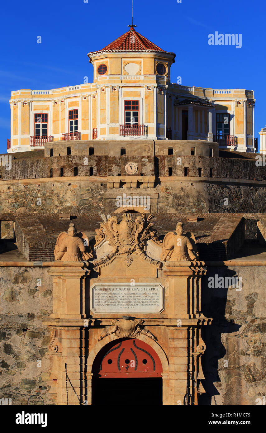 Il Portogallo, regione Alentejo, Elvas. Un cancello ornato nella storica la Madonna della Grazia Fort. La città di confine di Elvas è un sito Patrimonio Mondiale dell'UNESCO. Foto Stock