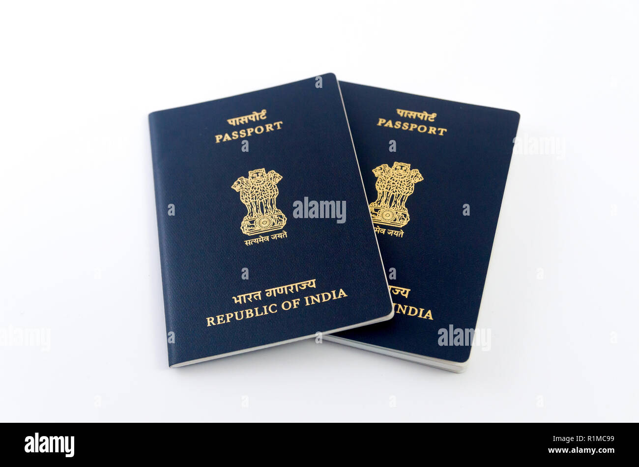 Due indiani i passaporti con sfondo bianco Foto Stock