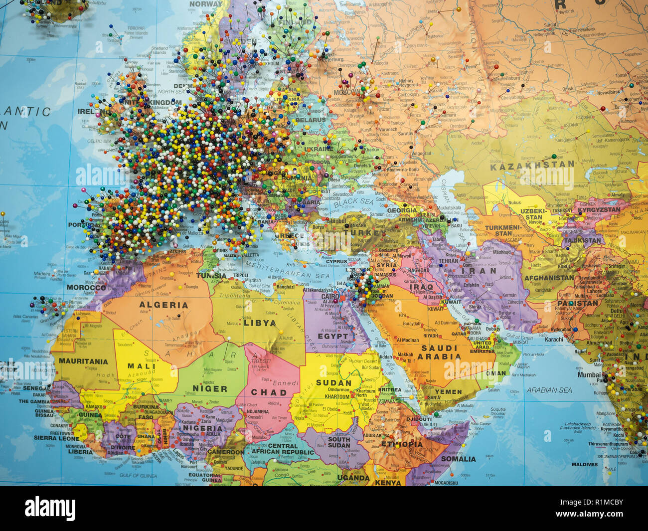 Mappa di viaggio con molte spine colorate Foto stock - Alamy