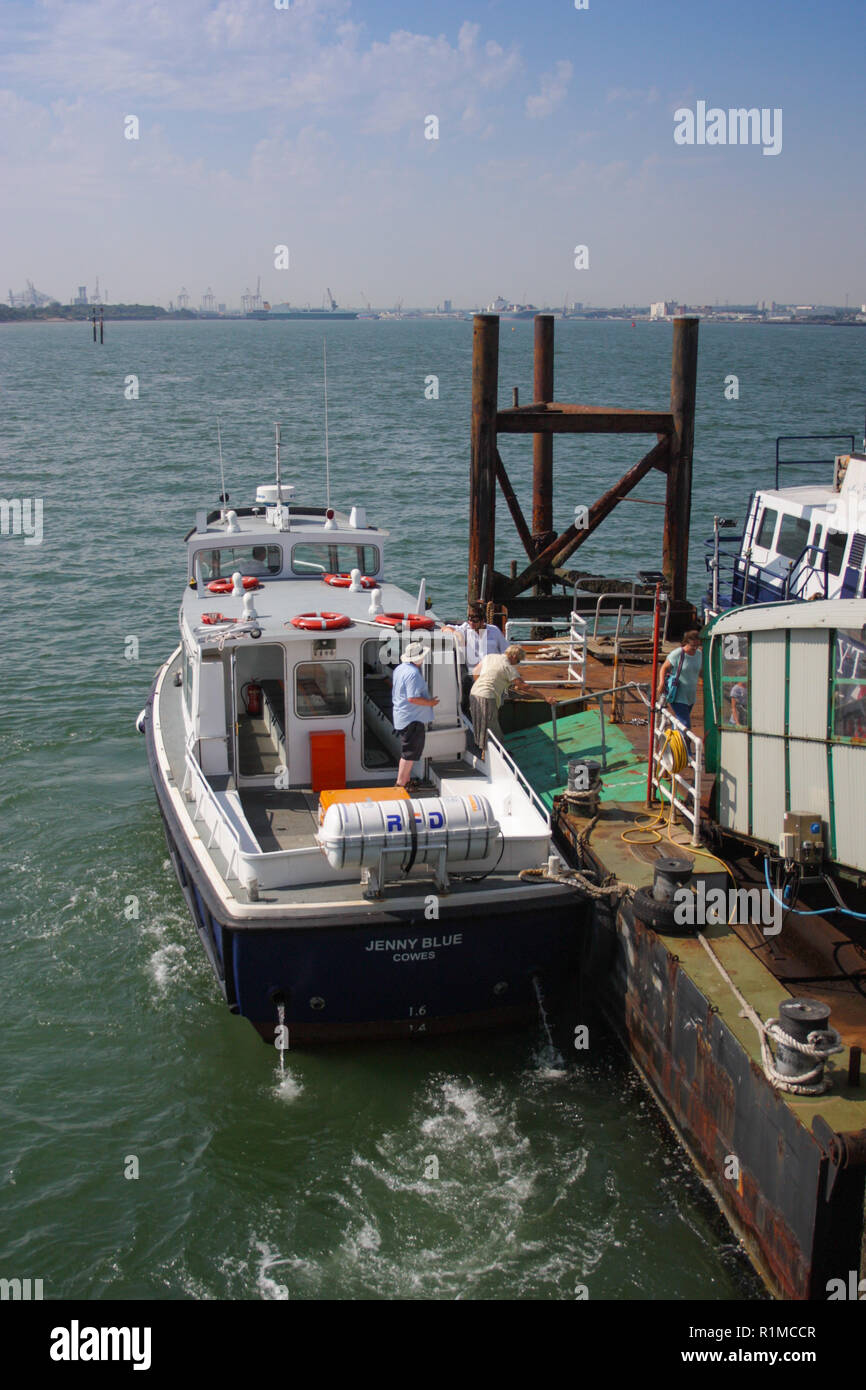 Traghetto di Hythe sbarco di passeggeri da Southampton a Hythe pier head con Southampton docks e Marchwood in background. Hampshire, Inghilterra, Regno Unito Foto Stock