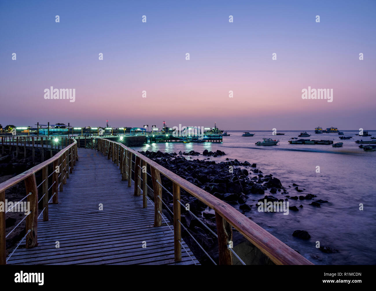 Porto al tramonto, Puerto Baquerizo Moreno, San Cristobal o isola Chatham, Galapagos, Ecuador Foto Stock