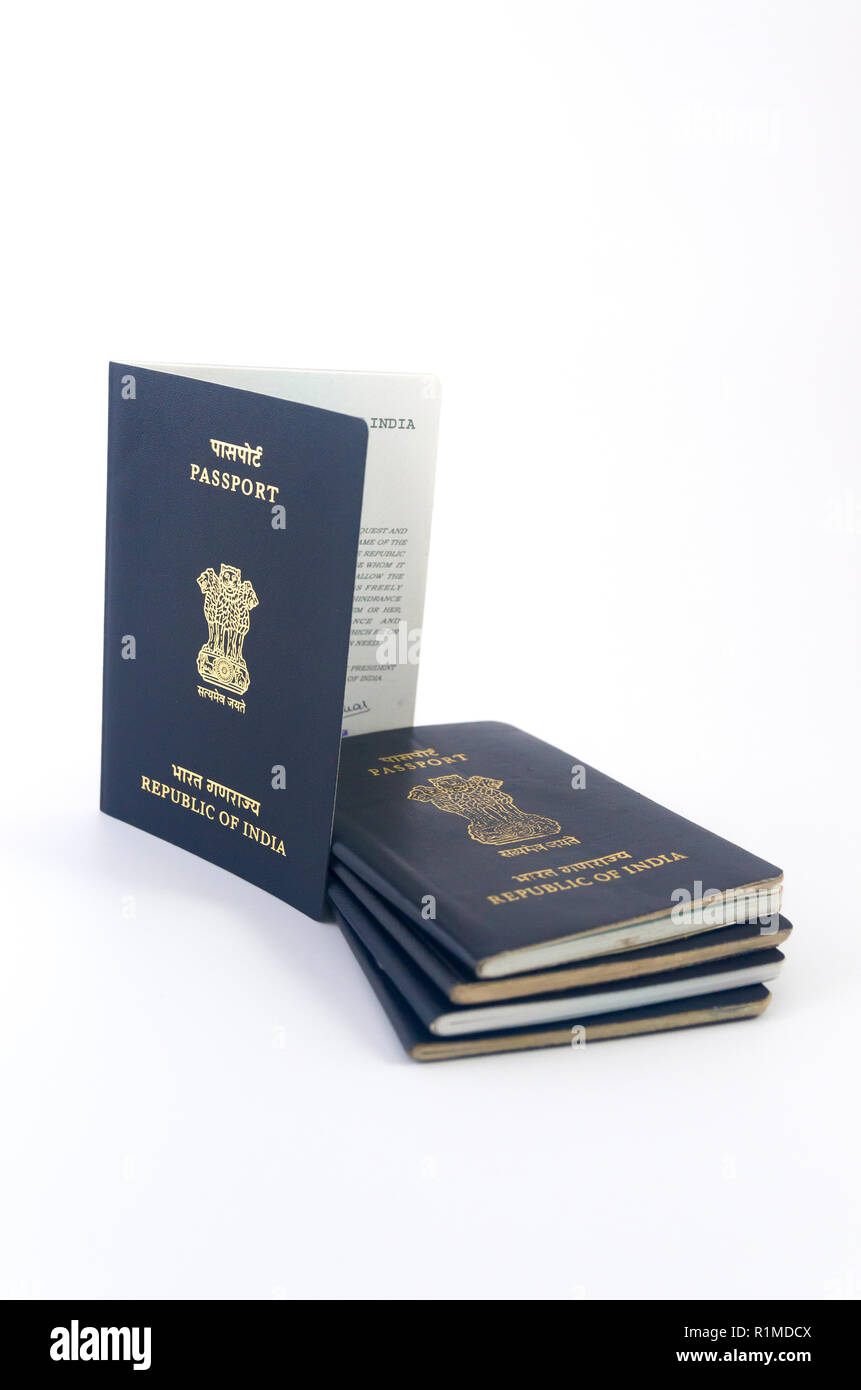 Più il passaporto indiano con sfondo bianco Foto Stock